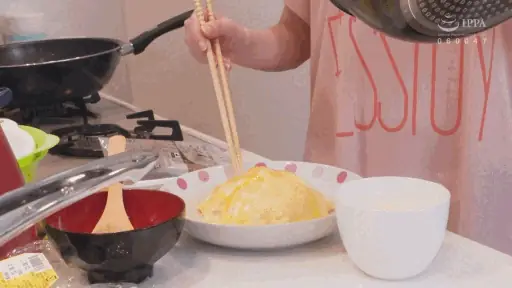 オムライス作りの人妻【hdom004:ゆうり】桐香ゆうりのエロGIF[素人マニア]