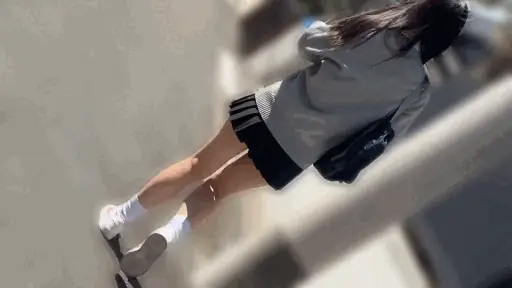 ミニスカ学生服の追跡劇【oremo239:Mちゃん】天美めあのエロGIF[素人マニア]
