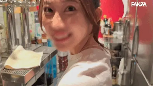 営業中のカウンター裏【pai172:Fちゃん】春乃るるのエロGIF[素人マニア]