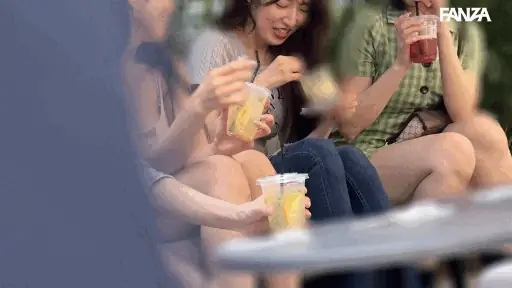 オープンカフェの拉致劇【deas035:さら＆ひまり＆まりな＆うらら】あかね麗 二羽紗愛 桃瀬ひまり 西尾まりなのエロいGIF画像[ヌケる無料エロ動画【FANZA素人】]